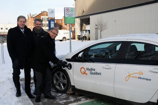 Photo official inauguration of UQAC's public charging station