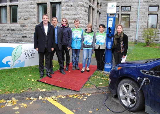 title="Photo - inauguration d&#39;une borne de recharge au collège de Valleyfield"