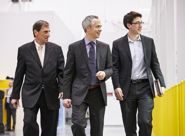 Robert Forestell, a mechanical engineering undergraduate student at McGill University (on the right) accompanied by Thierry Vandal, President and CEO of Hydro-Québec (centre), and Élie Saheb, Executive Vice-President – Technology (left).