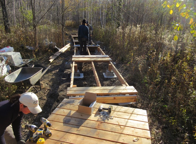 Construction d&#39;une passerelle, boisé du Tremblay.
