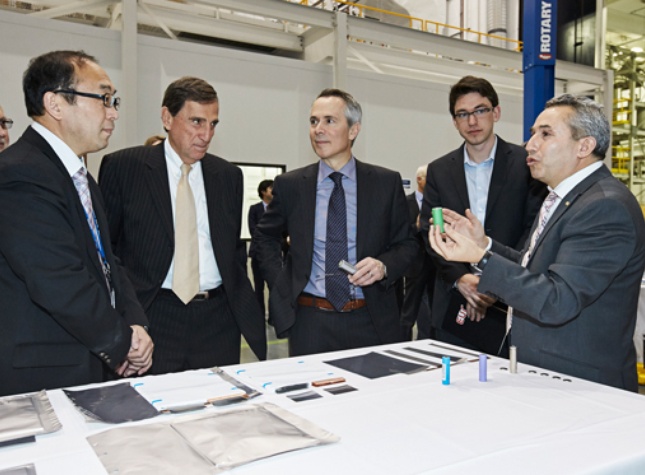 Robert Forestell, a mechanical engineering undergraduate student accompanied by Thierry Vandal, President and CEO of Hydro-Québec, Élie Saheb, Executive Vice-President – Technology, and Karim Zaghib, Director – Energy Storage and Conversion (on the right).