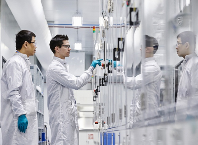 Visit to the new laboratories of Esstalion Technologies Inc., a joint research and development venture created by Hydro-Québec and Sony.