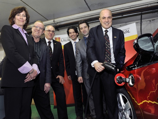 Official photo during the inauguration of public charging stations at Université Laval