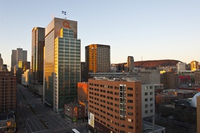 Édifice du siège social d'Hydro-Québec le jour.